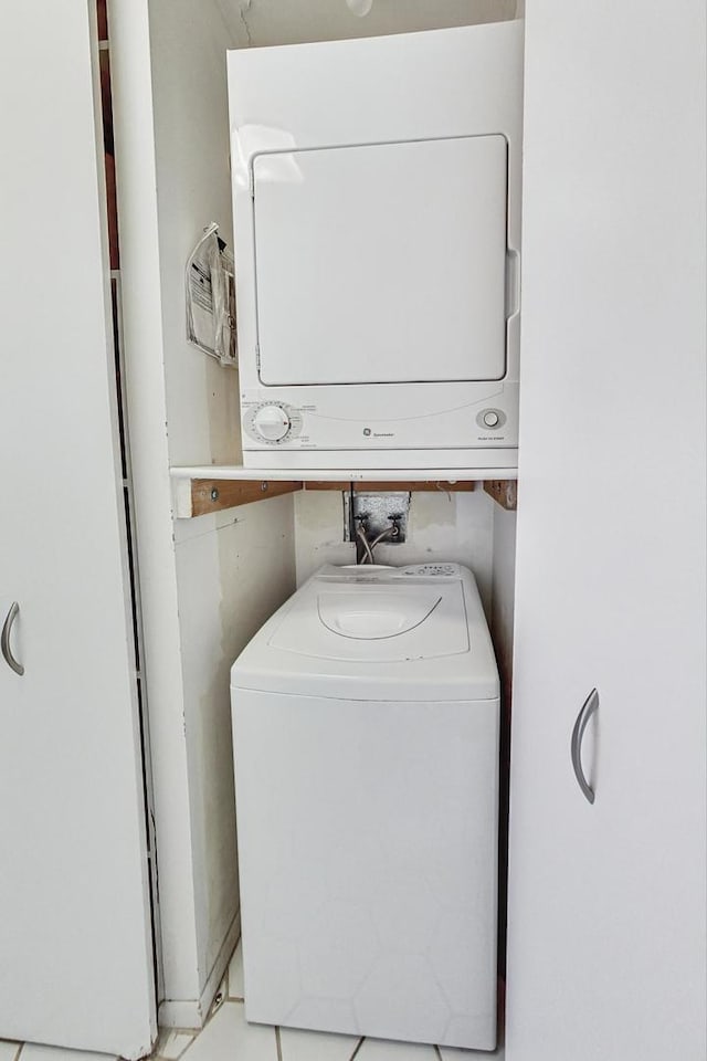 155 N Harbor Dr Unit 1003, Chicago, IL 60601 - laundry area with stacked washer / dryer