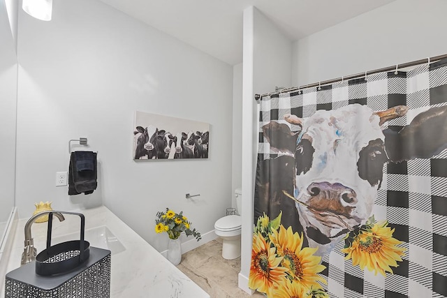 bathroom featuring marble finish floor, curtained shower, toilet, and baseboards