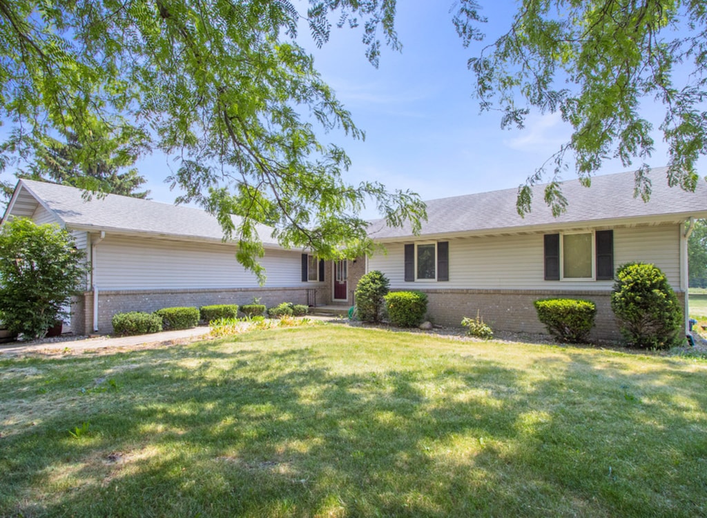 single story home featuring a front yard