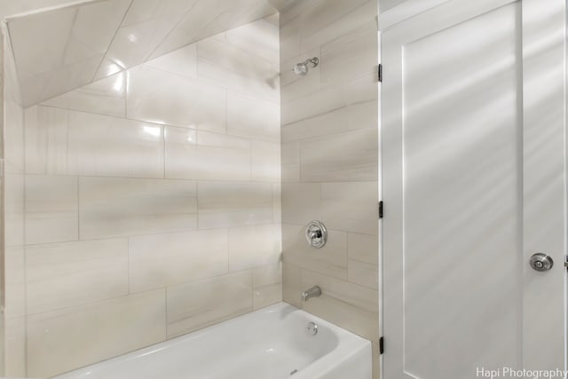 bathroom featuring tiled shower / bath