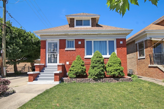 bungalow-style house featuring a front lawn