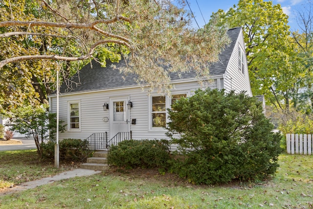 view of front facade featuring a front yard and a garage