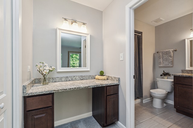 bathroom featuring a shower with shower curtain, vanity, and toilet