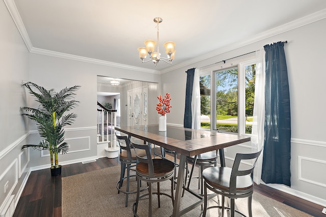 dining area featuring a notable chandelier, crown molding, and dark hardwood / wood-style flooring