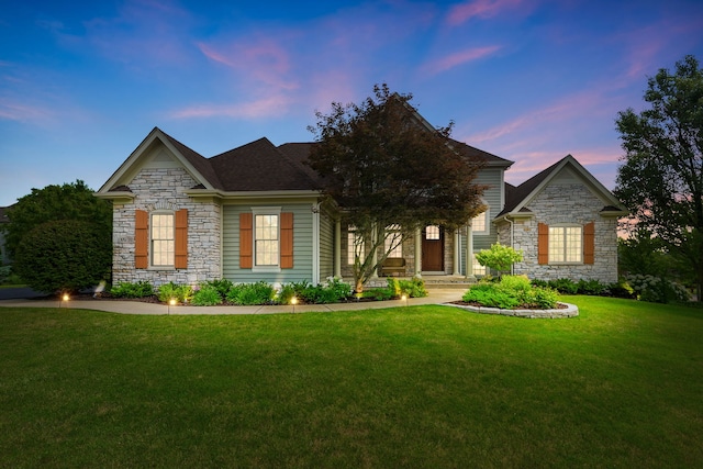 view of front of property featuring a yard