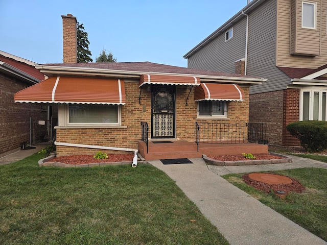 view of front of house with a front lawn