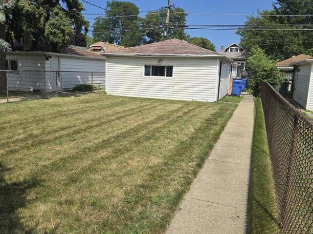 view of yard with an outdoor structure