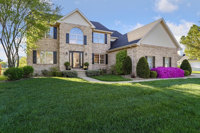 view of front of property featuring a front lawn