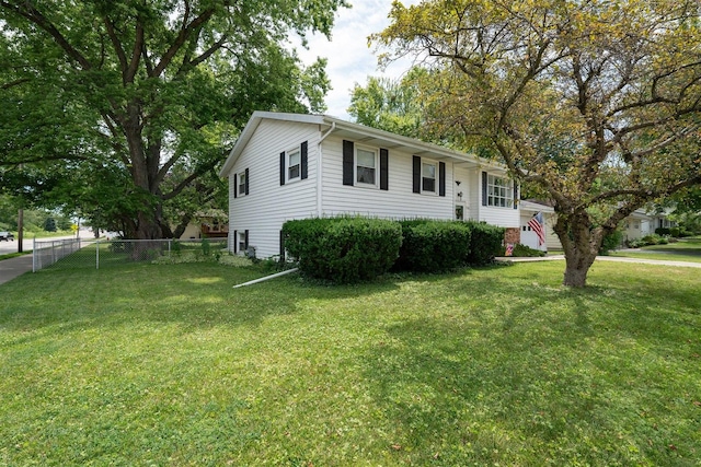 view of front of house featuring a front lawn