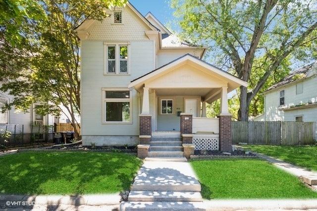 view of front of house featuring a front lawn and covered porch