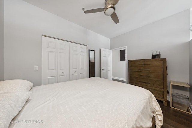 bedroom with dark wood-type flooring, ceiling fan, and a closet