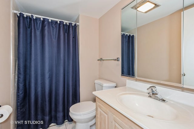 bathroom with toilet, curtained shower, visible vents, and vanity