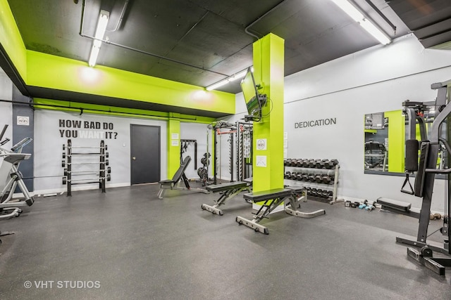 workout area featuring baseboards