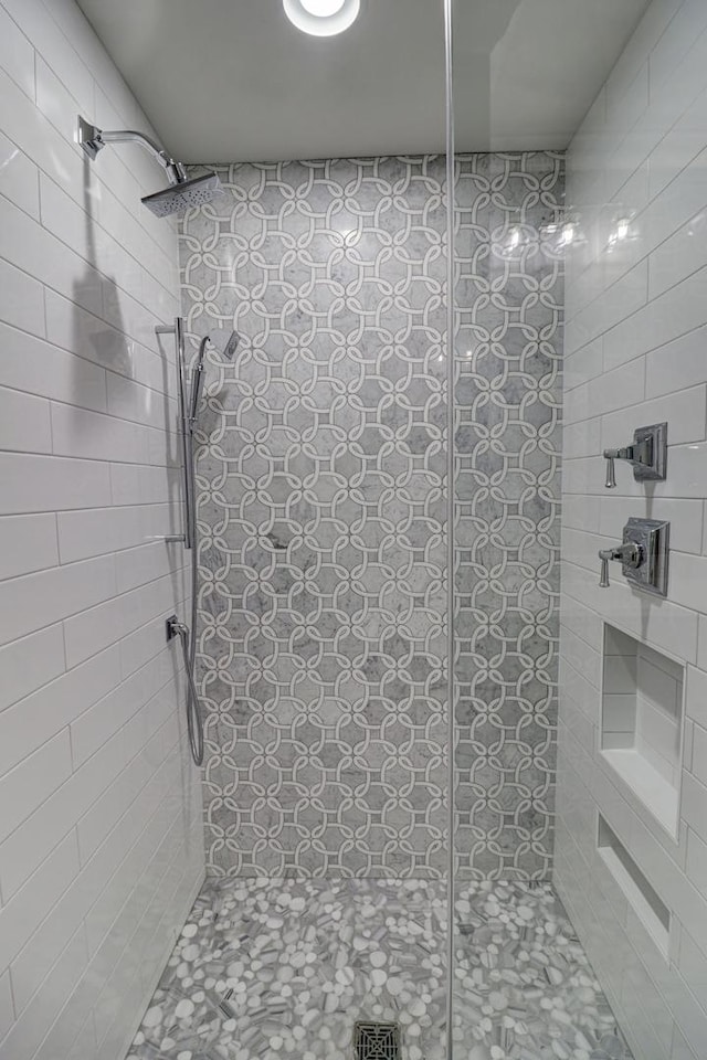 full bathroom featuring tiled shower