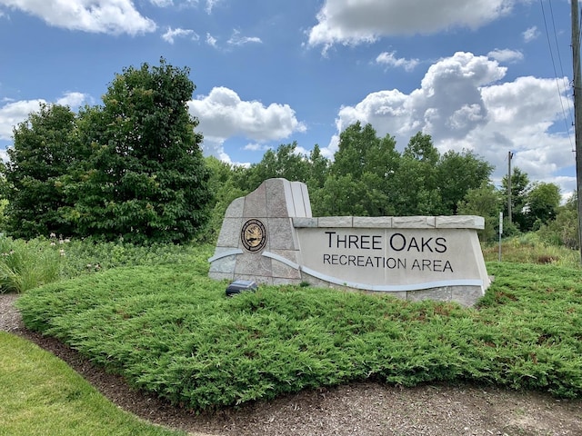 view of community / neighborhood sign