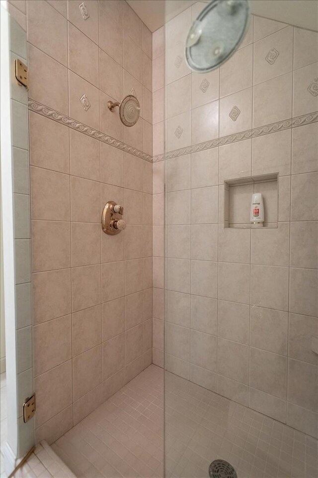 bathroom featuring tiled shower