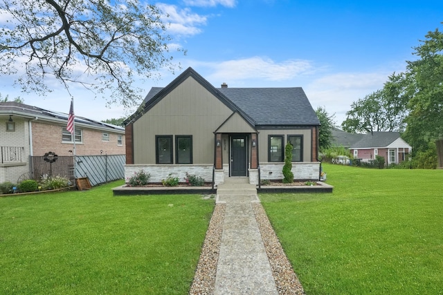 view of front facade featuring a front yard