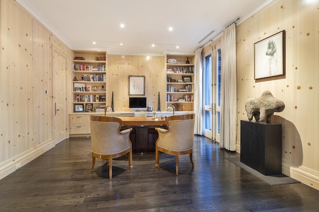 office area with crown molding, built in shelves, dark wood-style flooring, and built in study area