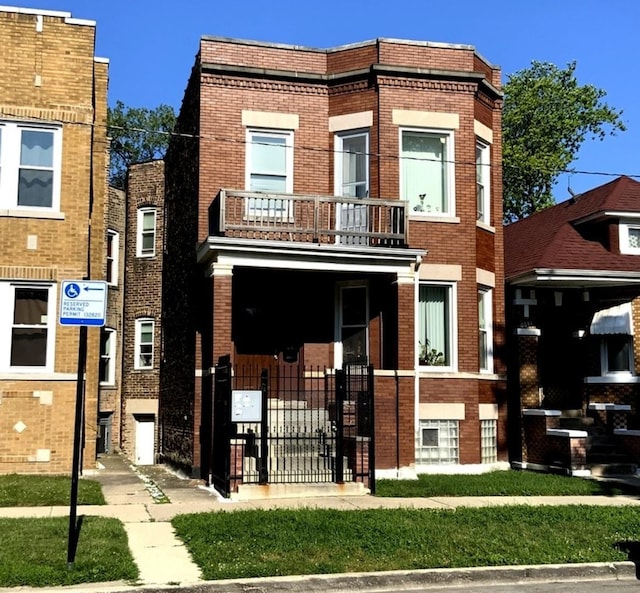 6639 S Rhodes Ave, Chicago, IL 60637 - view of front facade with brick siding and a balcony