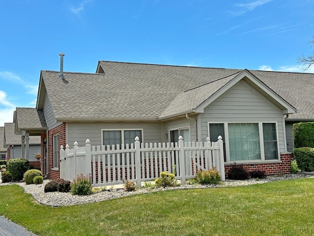 view of front of home featuring a front lawn