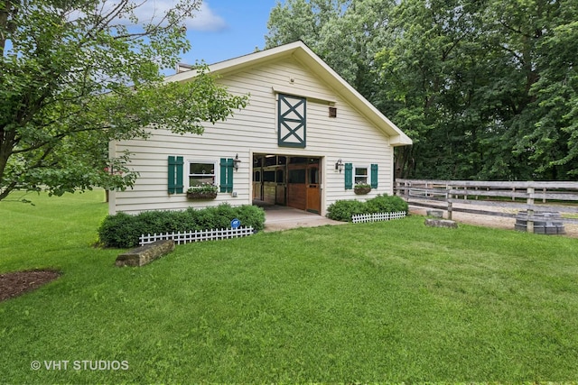 view of front of home featuring a front lawn and an outdoor structure