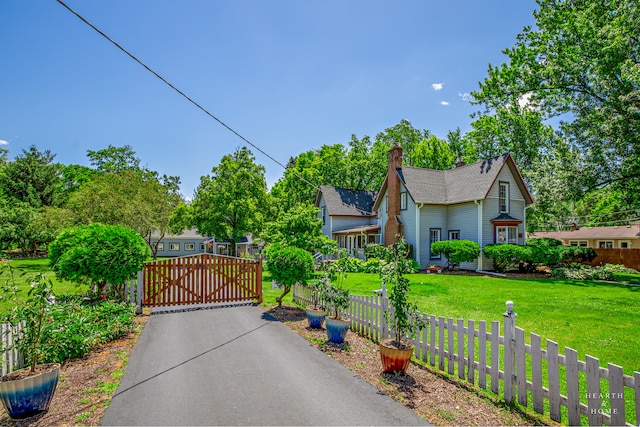 view of front of home featuring a front yard