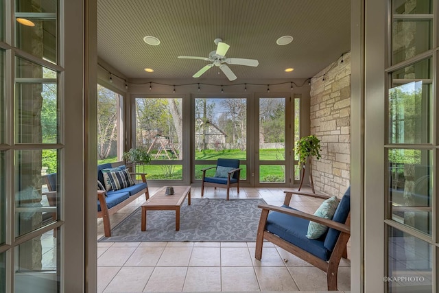 sunroom with ceiling fan