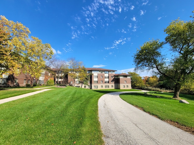 view of front of property featuring a front yard