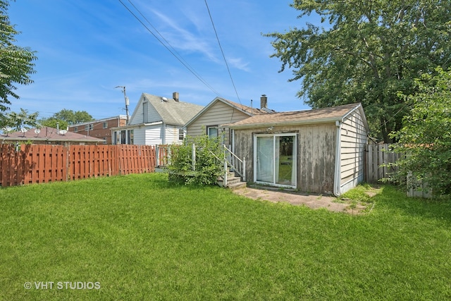 back of house featuring a lawn