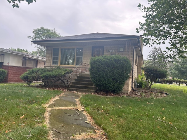 view of front of property featuring a front yard