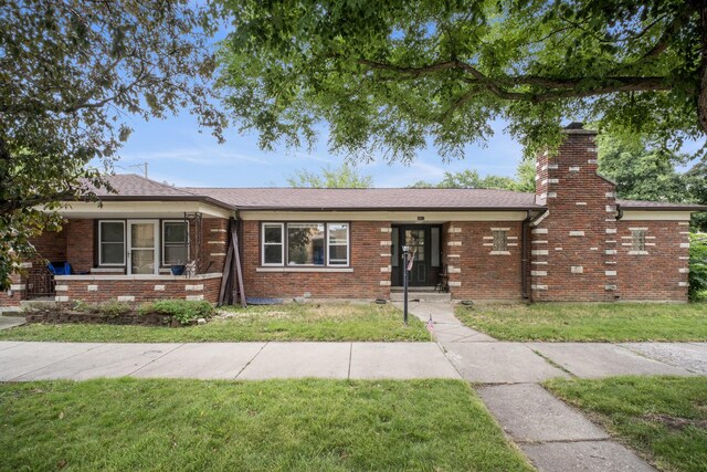 ranch-style house featuring a front yard