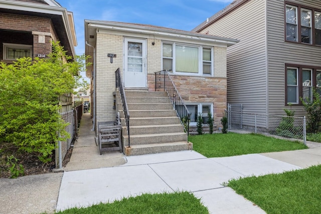 view of front of home featuring a front yard