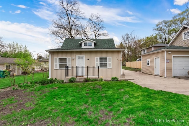 view of front of house featuring a garage and a front yard