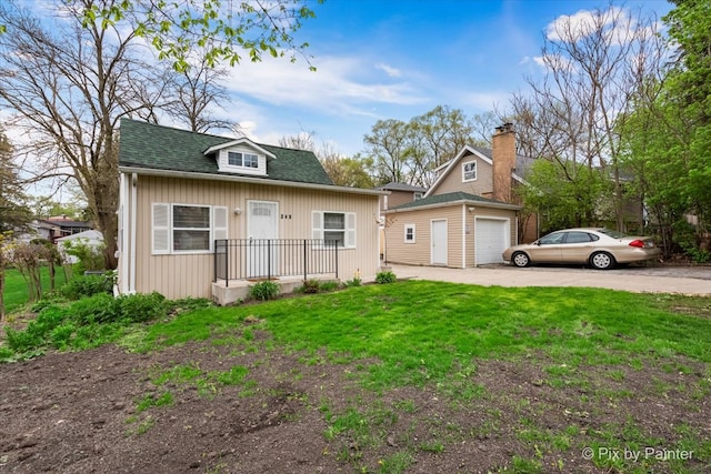 view of front facade featuring a garage and a front yard