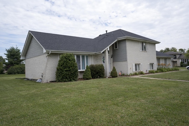 view of front of property featuring a front yard