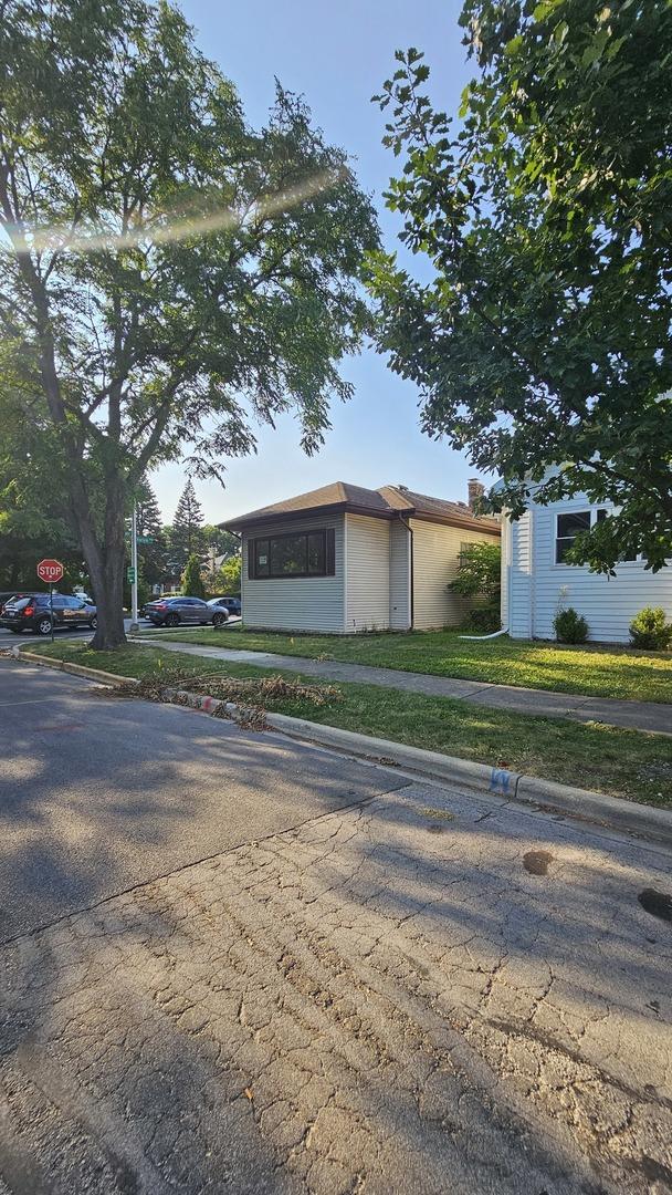 view of front of home with a front yard