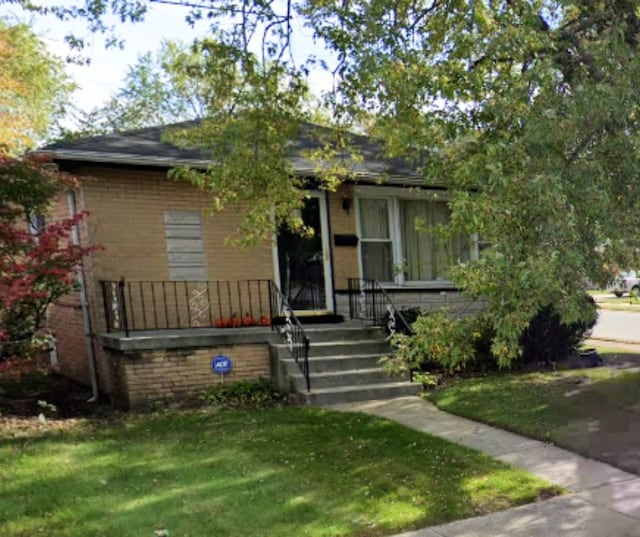 view of front of property with a front yard