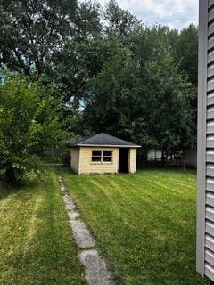 view of yard featuring a storage unit