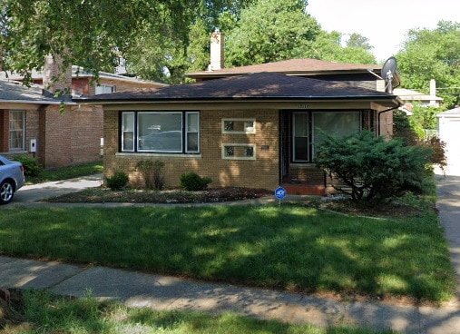 view of front of home with a front yard