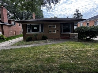 view of front facade with a front yard