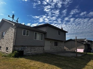 back of house featuring a lawn