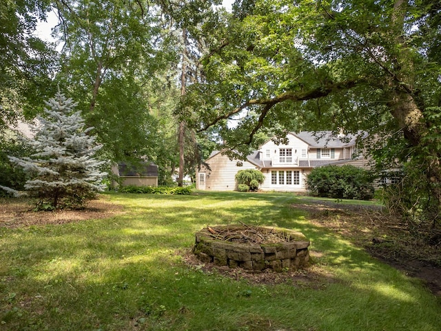 view of yard with a fire pit