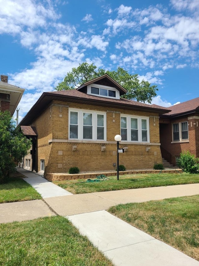 view of front of property featuring a front yard