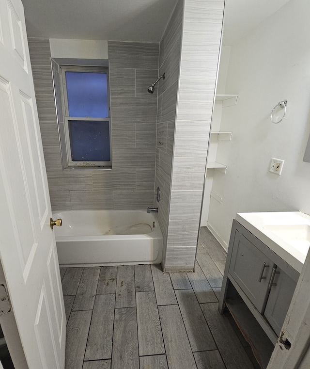 bathroom with vanity and tiled shower / bath