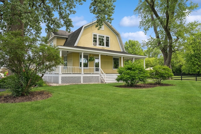 country-style home featuring a porch and a front lawn