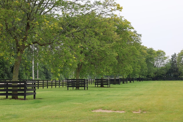 view of property's community featuring a lawn