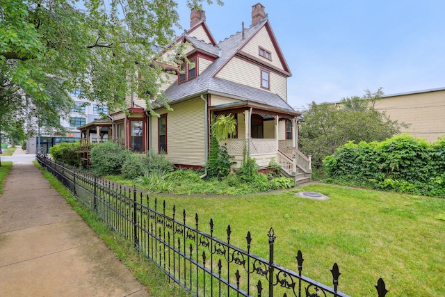 view of front of house featuring a front lawn