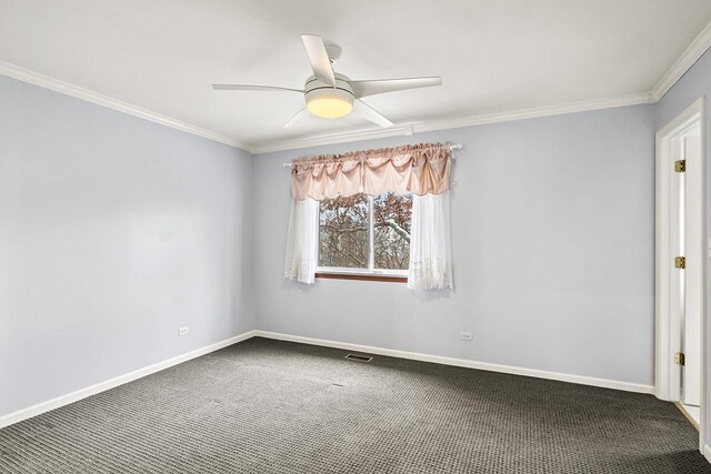 room details with crown molding and an inviting chandelier