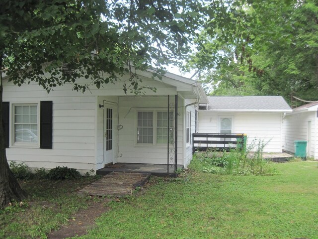 view of front of home featuring a front lawn