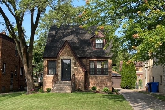 view of front facade with a front lawn